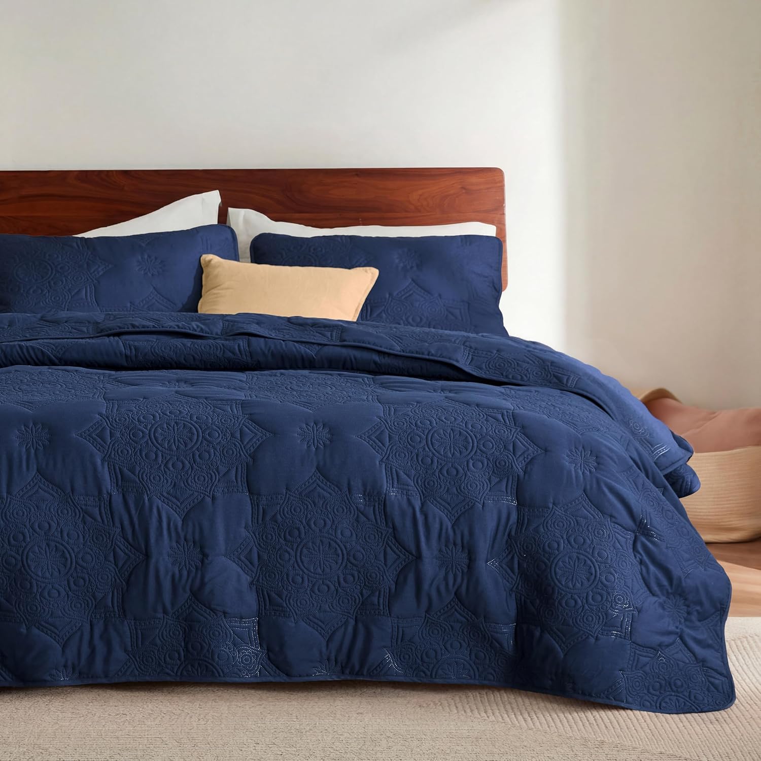 Quilts Queen Size - Bright White Bedspread Queen Size & Lightweight Comforter, Modern Coverlet with Clover Pattern, Ultra Soft All-Season Bedding, 90 x 96 Inches | Stitch-Free Quilting, Lightweight, Summer Bedding Set, Machine Washable, Pet-Friend